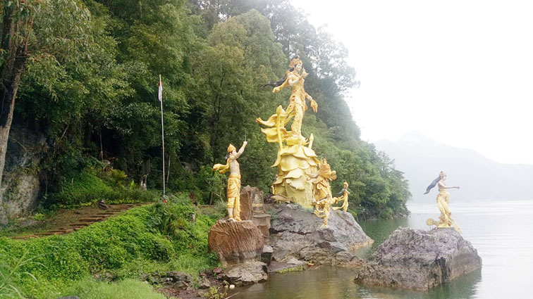 Patung Dewi Danu Tarik Kunjungan Wisatawan PATROLIPOST