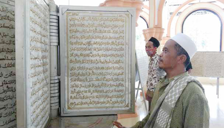 Nur Hidayat Siba, perajin pahat kaligrafi,