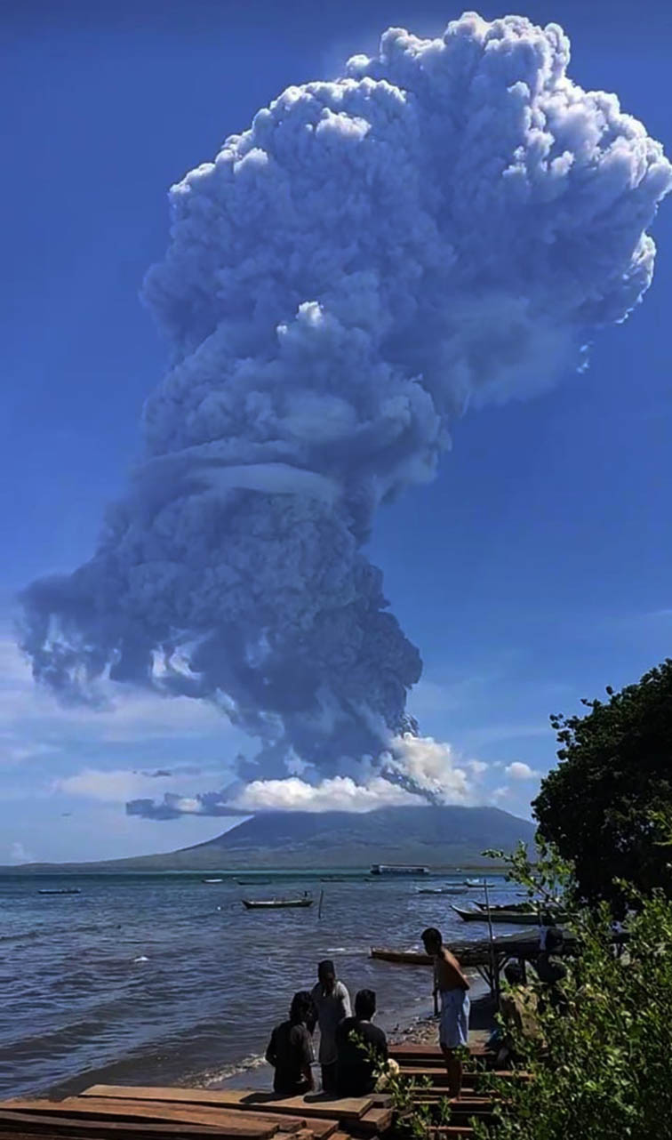Gunung Ili Meledak, Waspada Lontaran Lahar hingga Abu Vulkanik