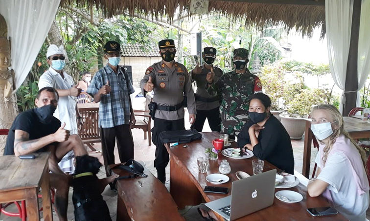 Kapolsek Selbar Tertibkan Penggunaan Masker Di Kalangan Wisatawan Asing Patrolipost