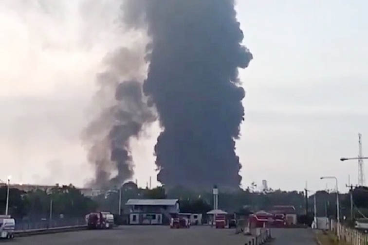 Kilang Minyak Pertamina Masih Keluarkan Asap Hitam, 1000 Warga