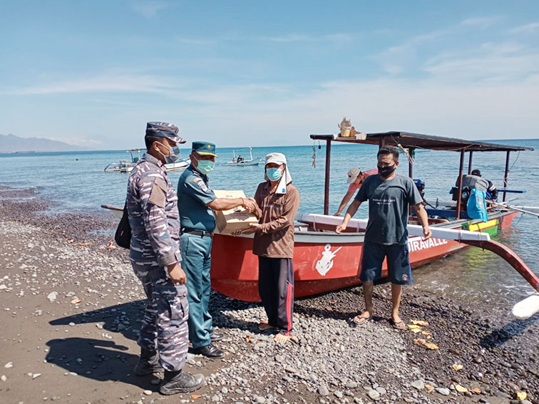 TNI AL Bagikan Sembako untuk Masyarakat Pesisir Buleleng - PATROLIPOST
