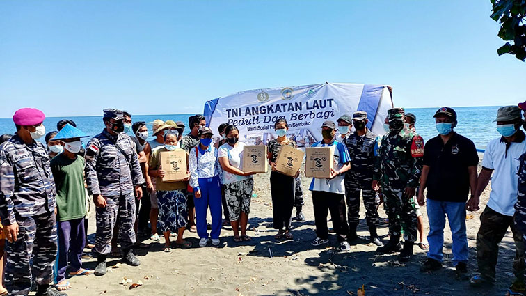 Pos TNI AL Celukan Bawang Bersih Pantai dan Bagikan Sembako untuk Warga ...