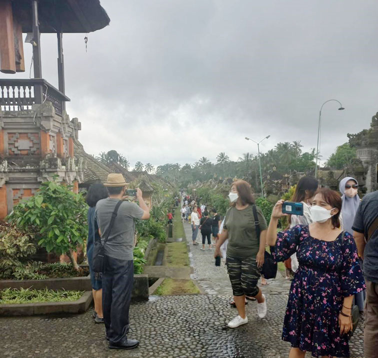 suasana kunjungan wisatawan di desa tradisional penglipuran ,kelurahan kubu, bangli