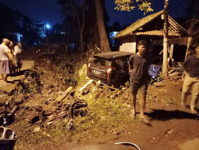 kondisi mobil pajero sport setelah tabrak pos kamling