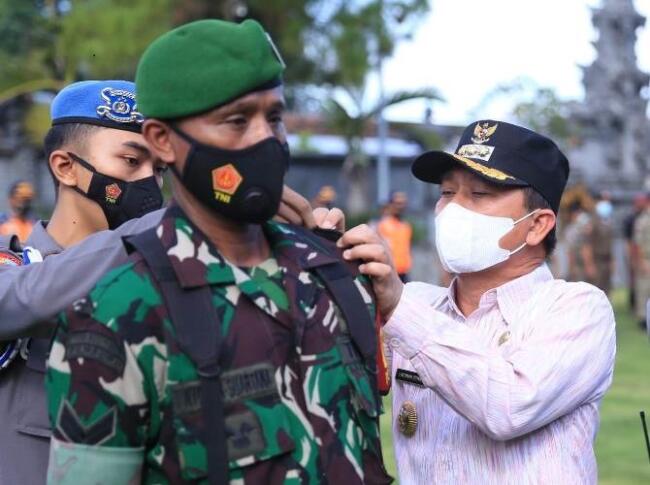 bupati suwirta pimpin apel gelar pasukan ops ketupat agung 2022 di halaman polres klungkung