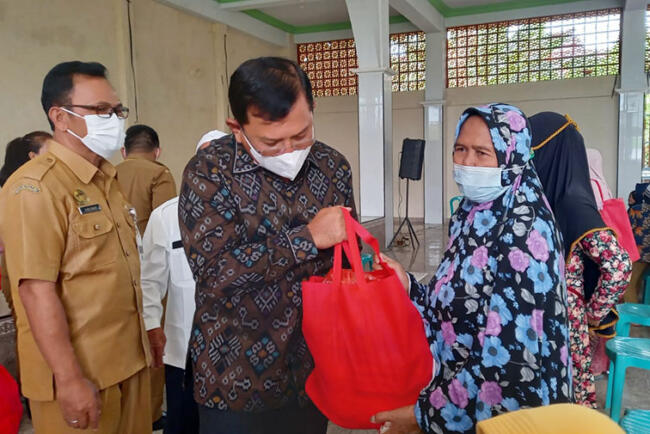 Safari Ramadan Bersama Baznas Buleleng, Wabup Sutjidra Serahkan Sembako ...