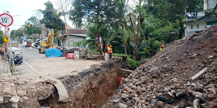 jalan jebol