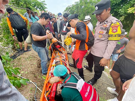 Wisatawan asing yang terjatuh dari Tebing Broken Nusa Penida dievakuasi Tim SAR. (ist)