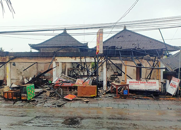 warung terbakar