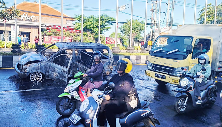 mobil terbakar