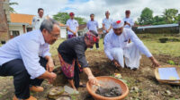 bupati bangli sang nyoman sedana arta melakukan peletakan batu pertma pembanguan gedung labolatorium