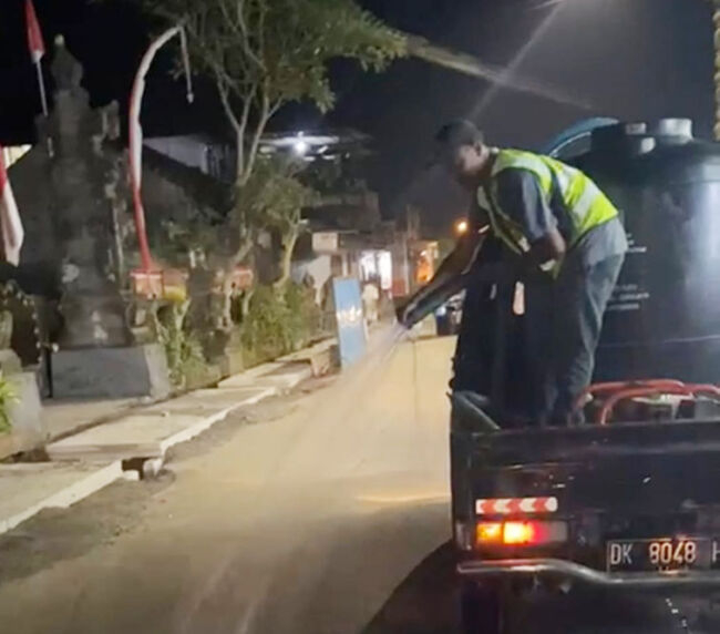 Semprot Rumput Jalan Cegah Debu Berterbangan, Rekanan Proyek Drainase Kota Bangli Lakukan ...