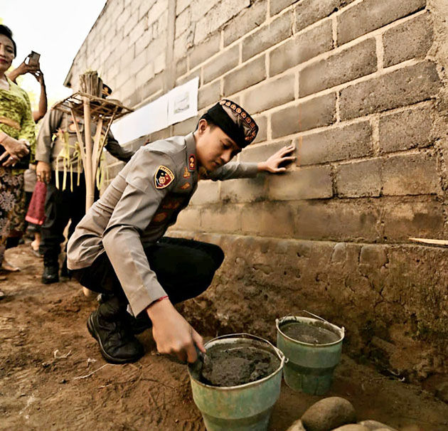 polisi bedah rumah1