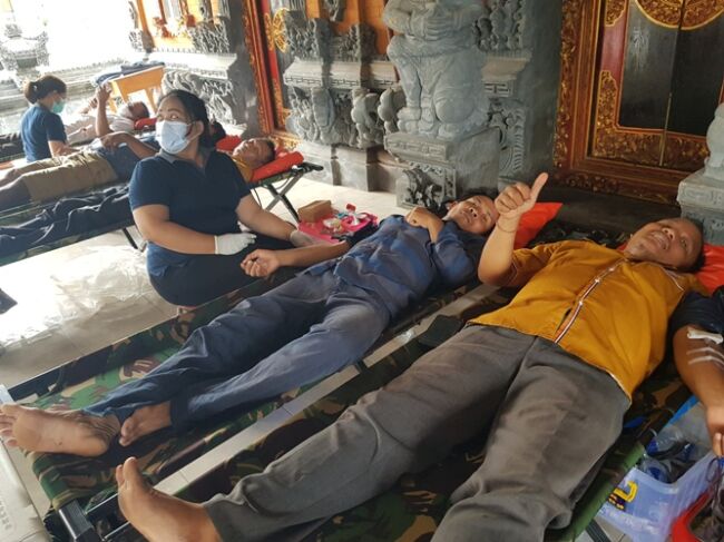 kegiatan donor darah hut ke 17 partai hanura di desa aan,