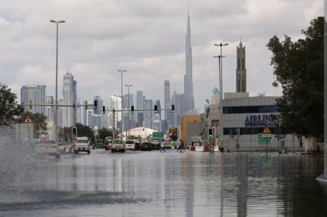 Gambar udara Dubai menunjukkan beberapa distrik yang terendam air banjir, menonjolkan kontras antara area terdampak dan bangunan yang masih kering